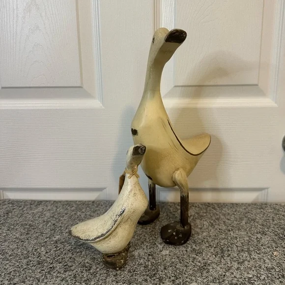 Duck family. Like new just on display - Picture 1 of 3